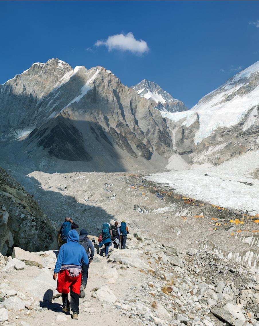 Увидеть Эверест и умереть: сотни туристов застряли на горе из-за бури