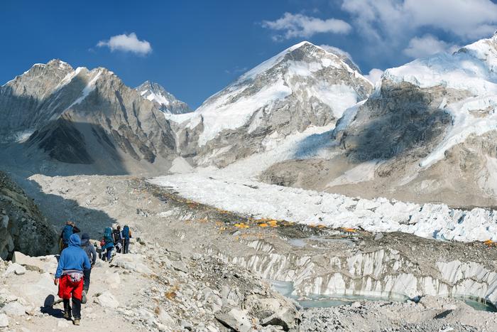 Увидеть Эверест и умереть: сотни туристов застряли на горе из-за бури