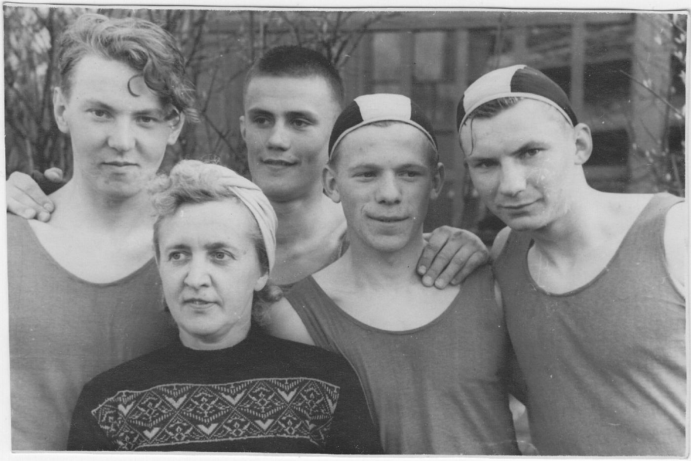Вера Савримович с учениками (Юрий Тюкалов — слева вверху).