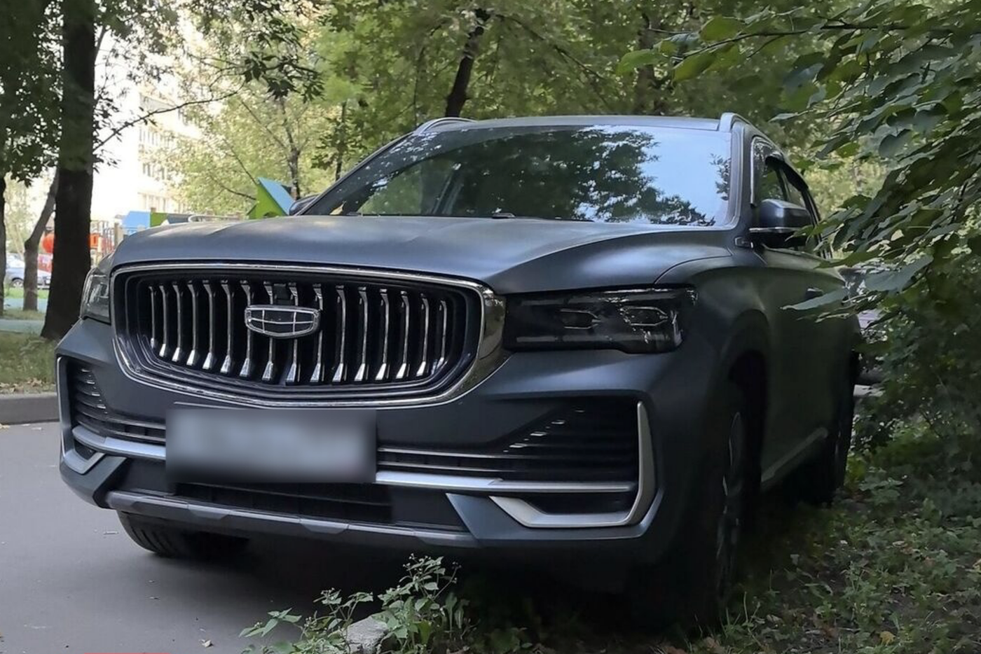 Парковка на газонах – нарушение, за которое наказывают штрафом.