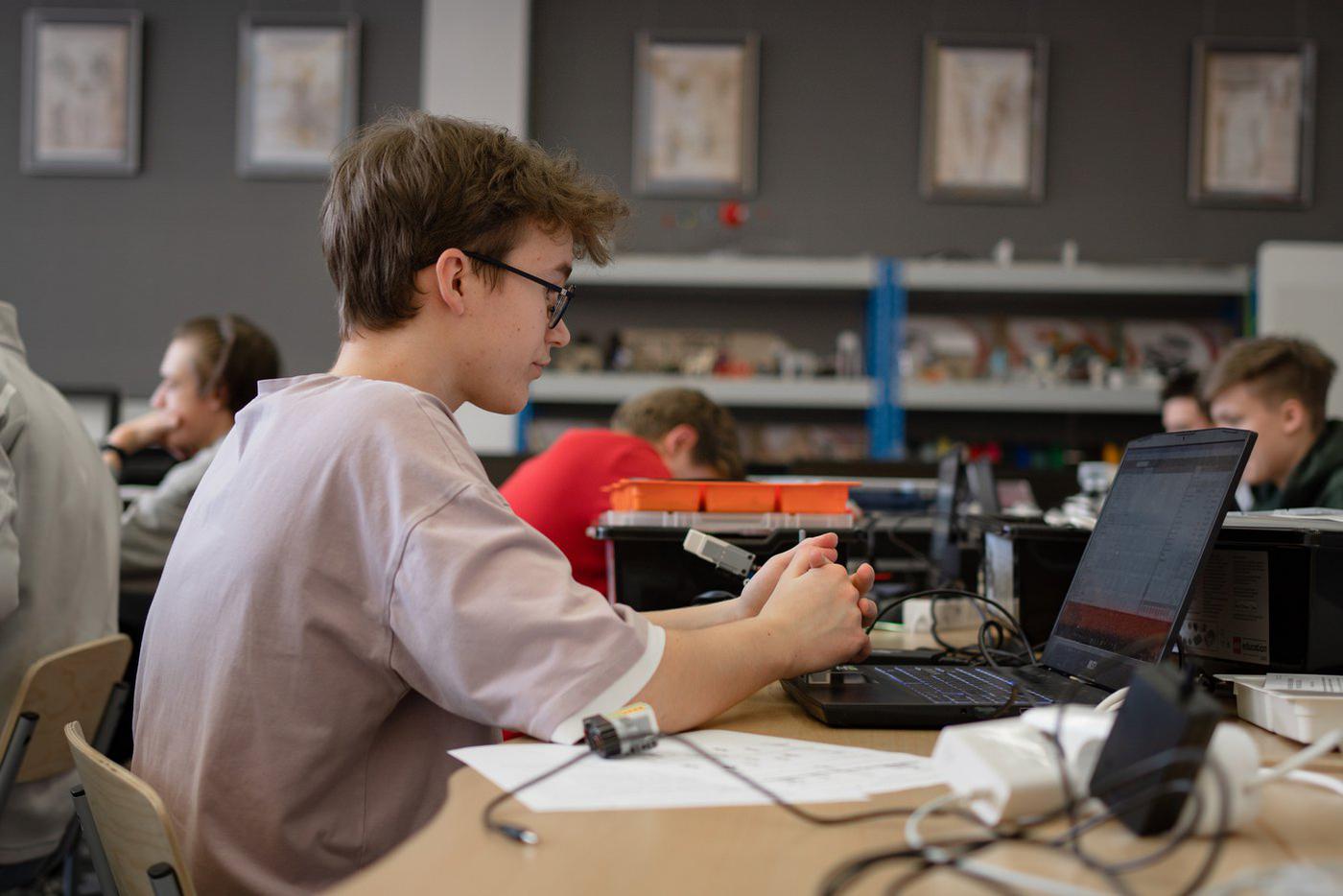 Организаторами олимпиады выступили Министерство просвещения Российской Федерации, Министерство цифрового развития, связи и массовых коммуникаций Российской Федерации, а также Департамент образования и науки Москвы.