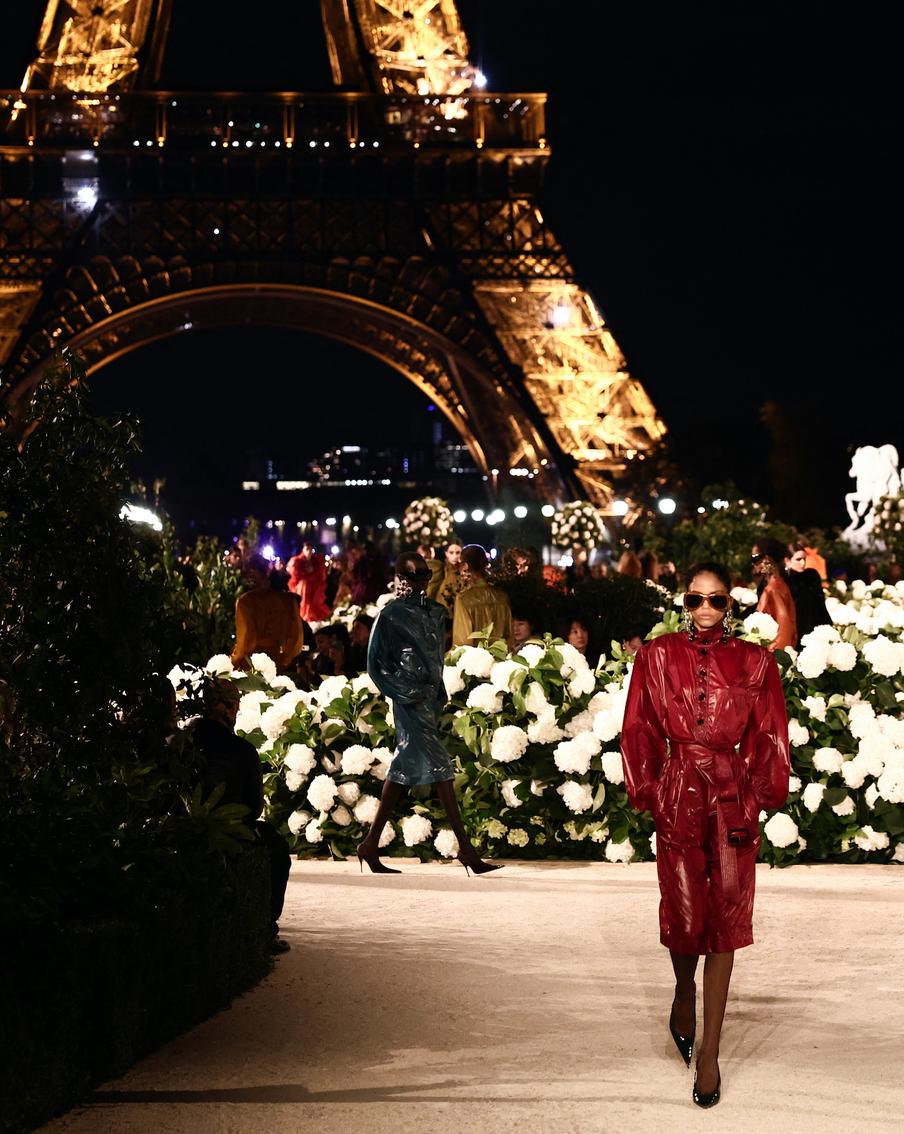 Что показали на Неделе моды в Париже: от броских нулевых до дерзкой деконструкции