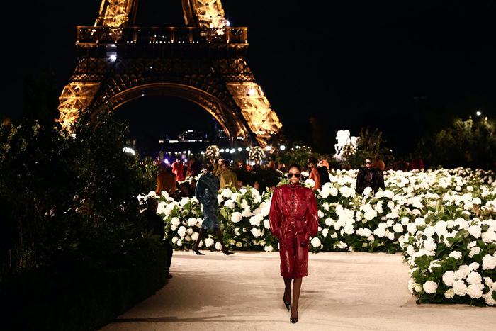 Что показали на Неделе моды в Париже: от броских нулевых до дерзкой деконструкции