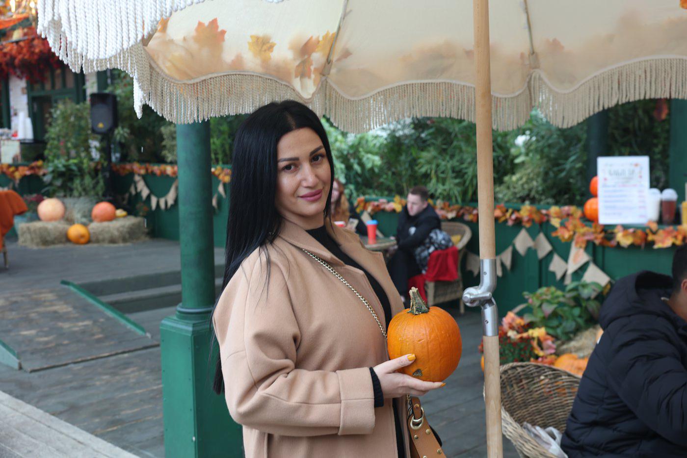 А на этом кадре всё внимание на маникюр – точь-в-точь как тыковка!