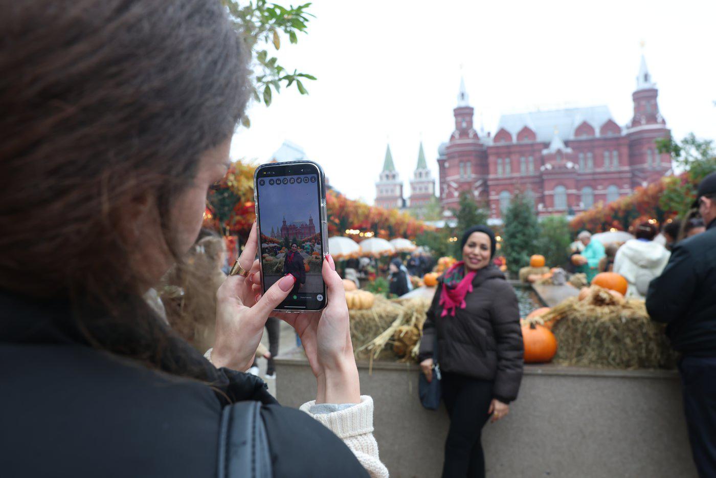 Гид Амаль снимает гостей города в самом его сердце.