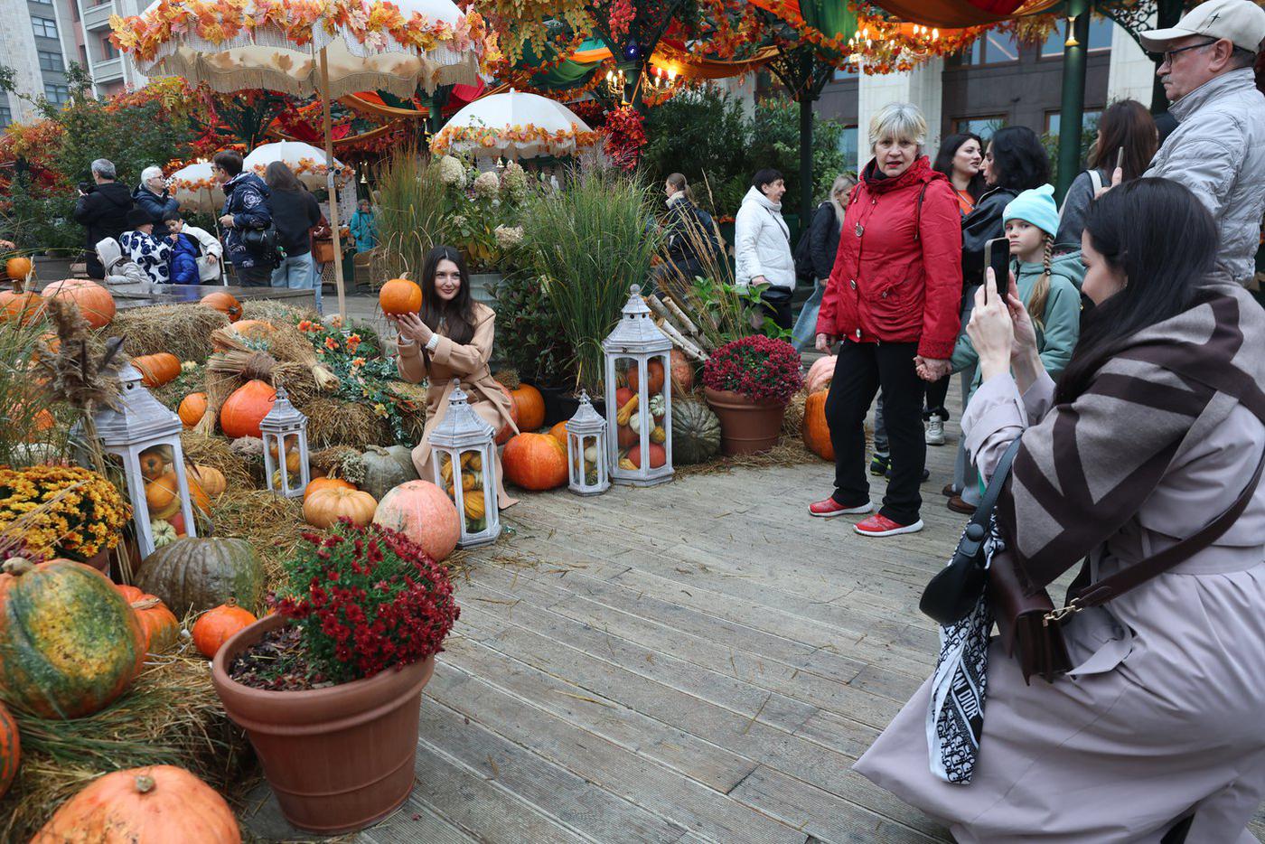 К некоторым локациям выстраиваются целые очереди, только талончиков не хватает.