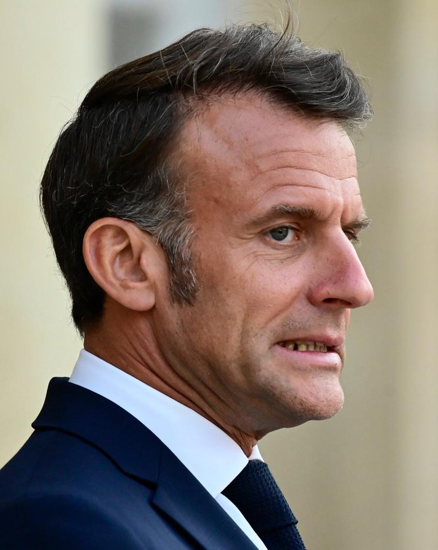 Францию продолжает лихорадить: отставка премьер-министра, шаткое положения Макрона. Что дальше?