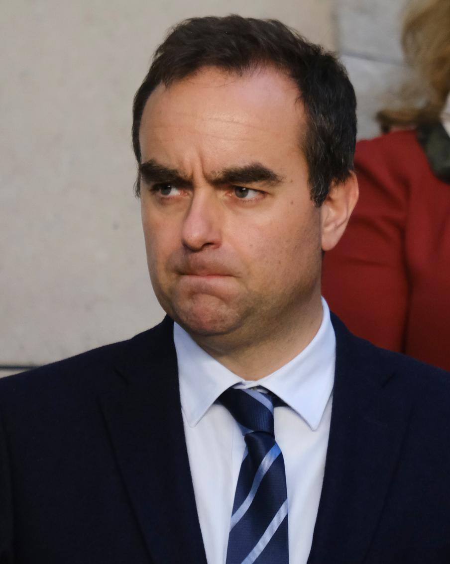 Стало известно когда Эммануэль Макрон назначит нового премьер-министра Франции