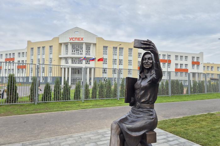 "Учителям запрещено иметь соски": как памятник учительнице в Люберцах взорвал соцсети