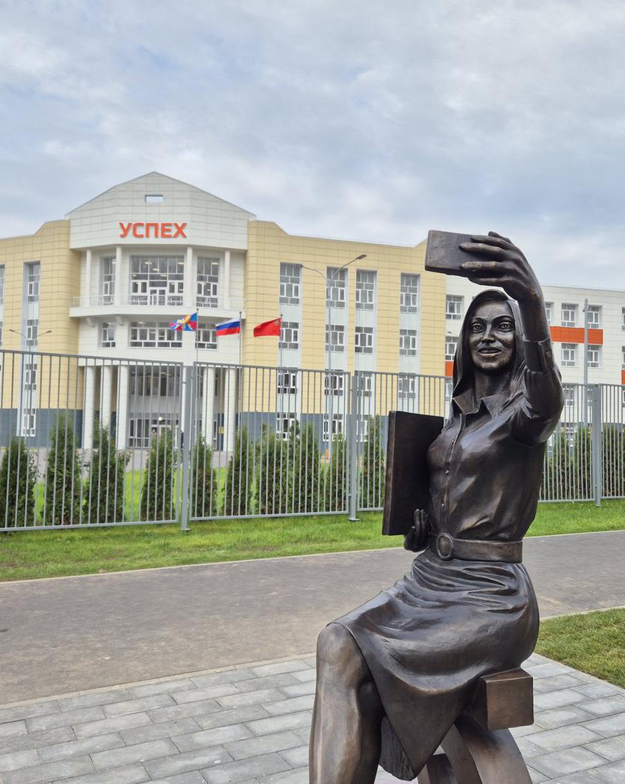 "Учителям запрещено иметь соски": как памятник учительнице в Люберцах взорвал соцсети