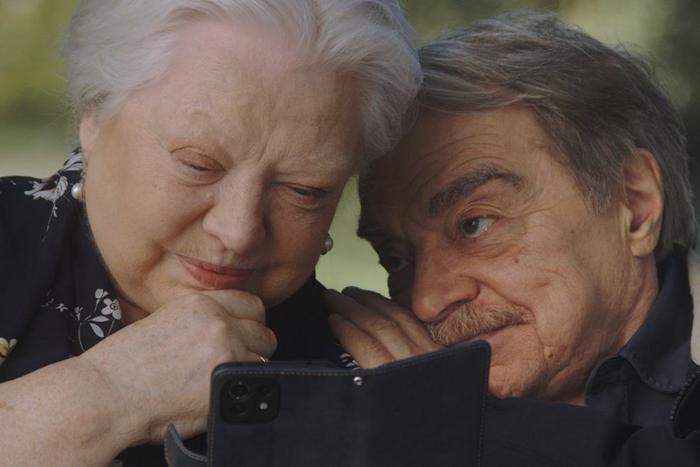 На съёмках "Двое в одной жизни, не считая собаки" Александр Адабашьян вспомнил, как его чуть не обманул дипфейковый Собянин