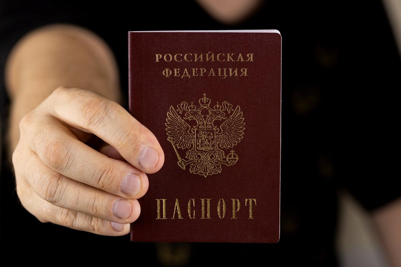 Россия пообещала помочь сотням депортированных из Латвии русскоязычных граждан