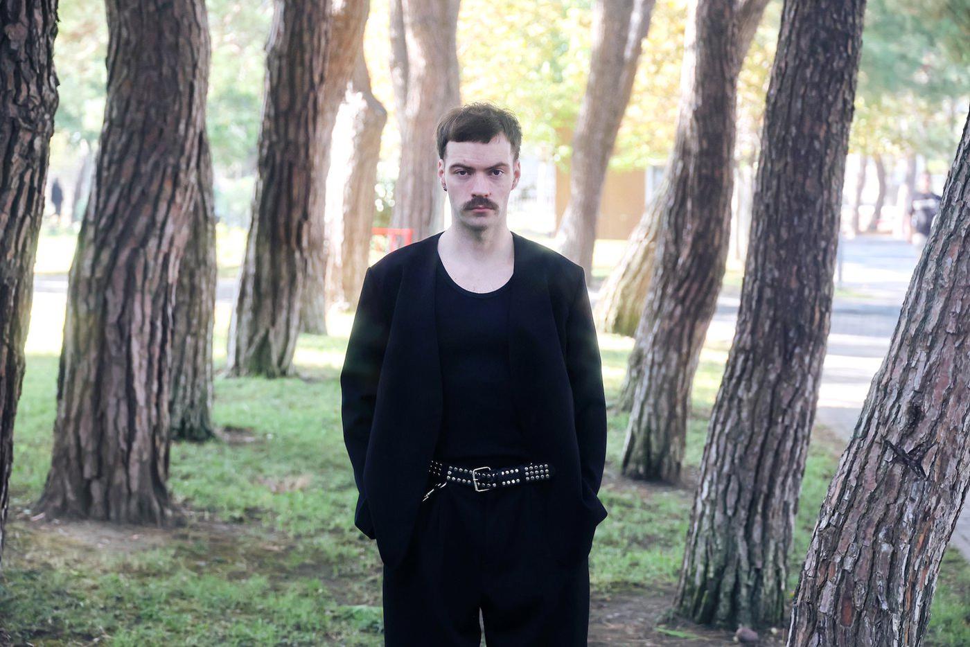 Сергей Малкин родился в 1996 году в Нижнем Новгороде, окончил Московскую школу кино (режиссёрский курс Алексея Попогребского), а также сценарную мастерскую Антона Яруша и Юлианы Кошкиной. Дипломный короткометражный фильм "Накипь" участвовал в конкурсных программах 32-го "Кинотавра" и фестиваля Poitiers во Франции а также получил приз за лучший сценарий на фестивале Arctic Open. Победитель конкурса "Быстрый старт" онлайн-платформы Start со сценарием фильма "Ветивер", который также снял как режиссёр. Премьера состоялась на фестивале короткометражного и дебютного кино "Короче". В 2024 году короткометражная картина "Последний фильм о любви" получила на "Короче" приз за лучший сценарий. "Здесь был Юра" – первый полнометражный фильм в карьере режиссера.