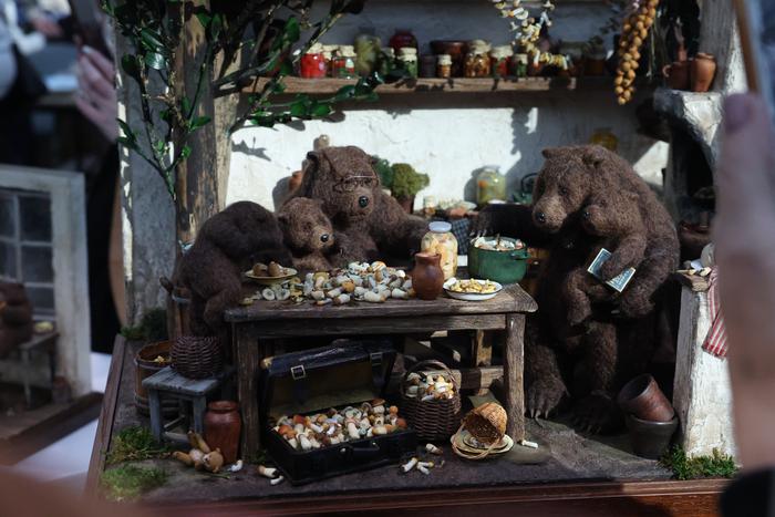 "В нём ни капли живого!": Москву захватили куклы с выдутыми глазами и медведи из глины и пластика