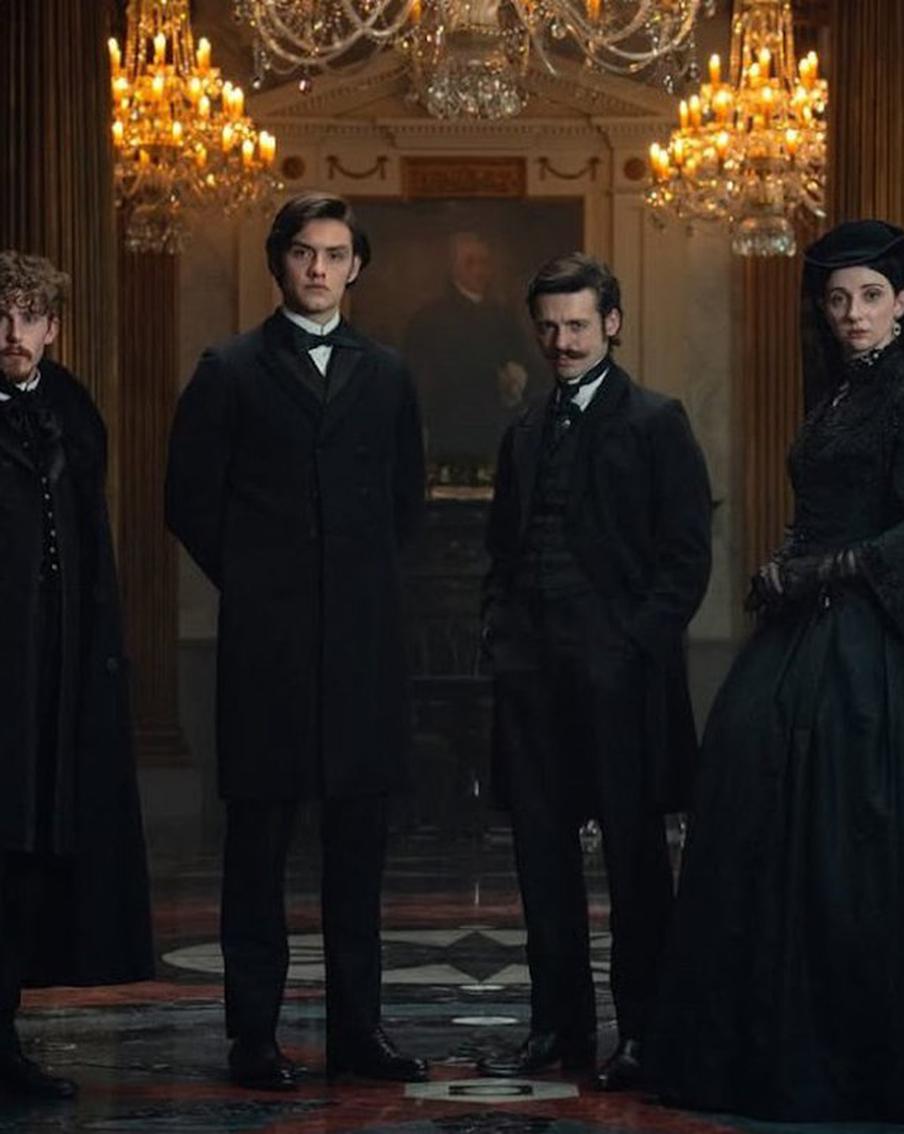 Что за погремушки таятся в избушке знаменитых Гиннессов? Metro оценило стильную семейную сагу от создателя "Острых козырьков" Стивена Найтли