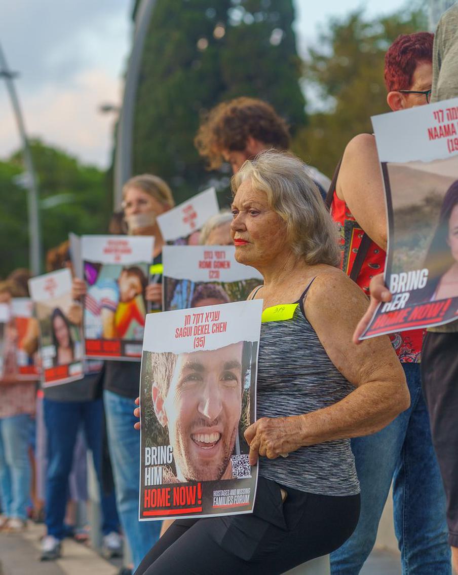 Вторую группу израильских заложников из 13 человек передали МККК