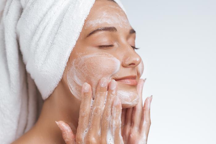 Как ежедневное умывание может испортить кожу – и как этого избежать