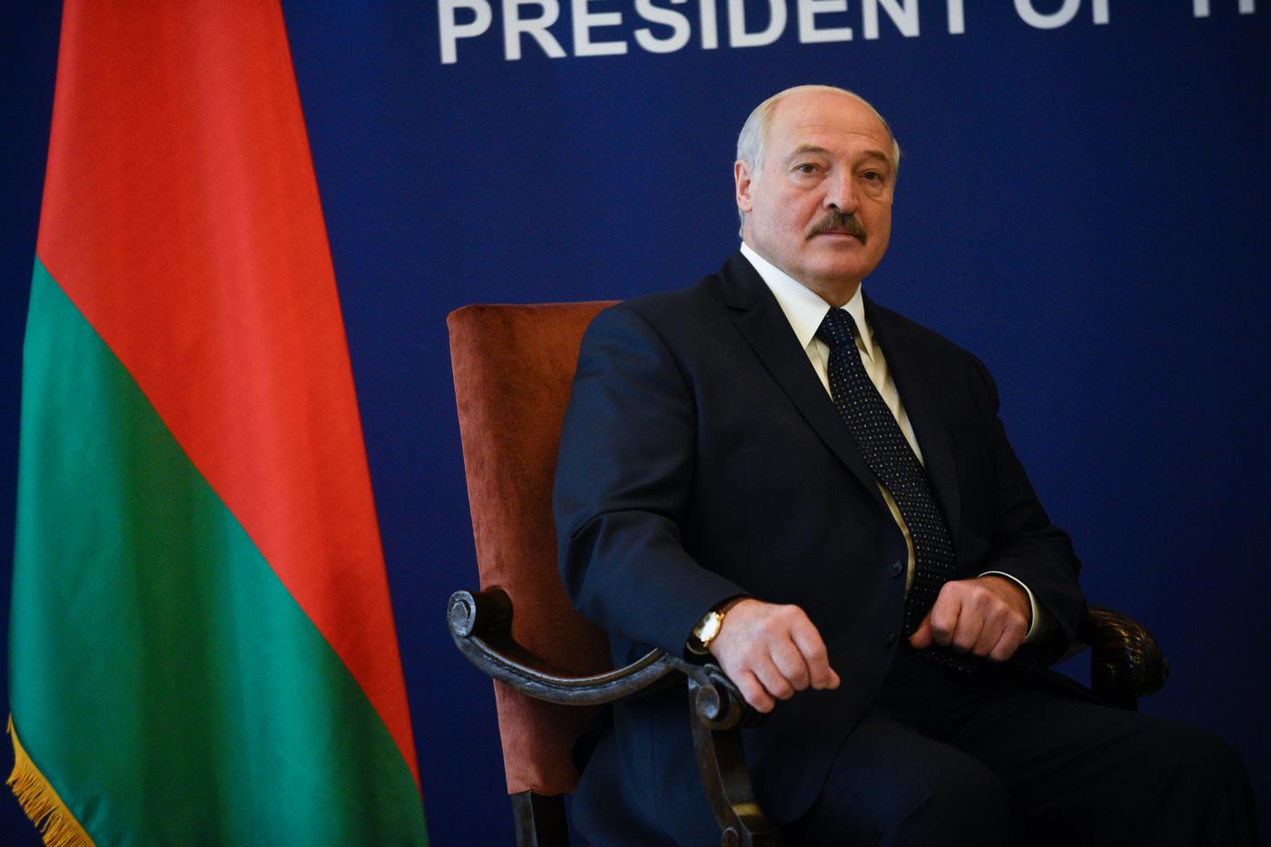 Лукашенко призвал Украину завершить боевые действия против российских военных