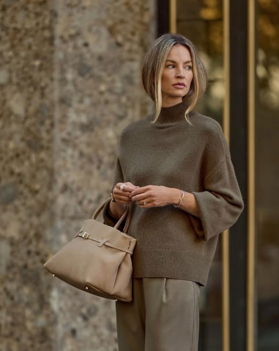 Топ-5 модных свитеров этой зимы: от поло до объёмной вязки