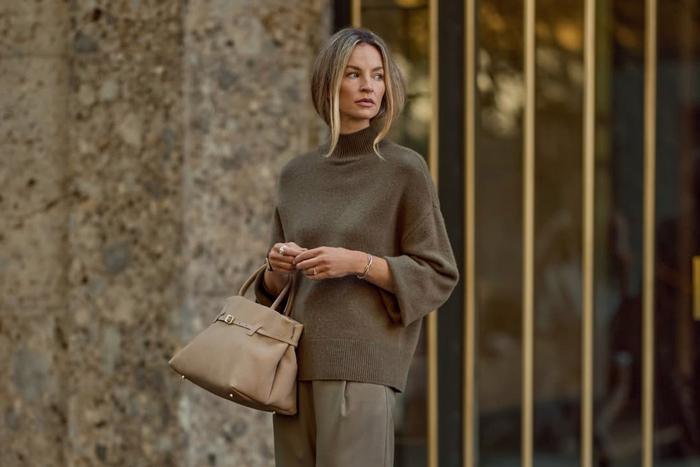 Топ-5 модных свитеров этой зимы: от поло до объёмной вязки