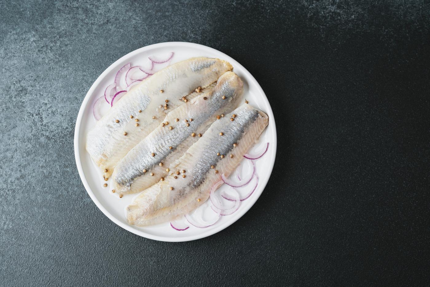 Сельдь в России подорожала на 28% несмотря на удешевление в опте