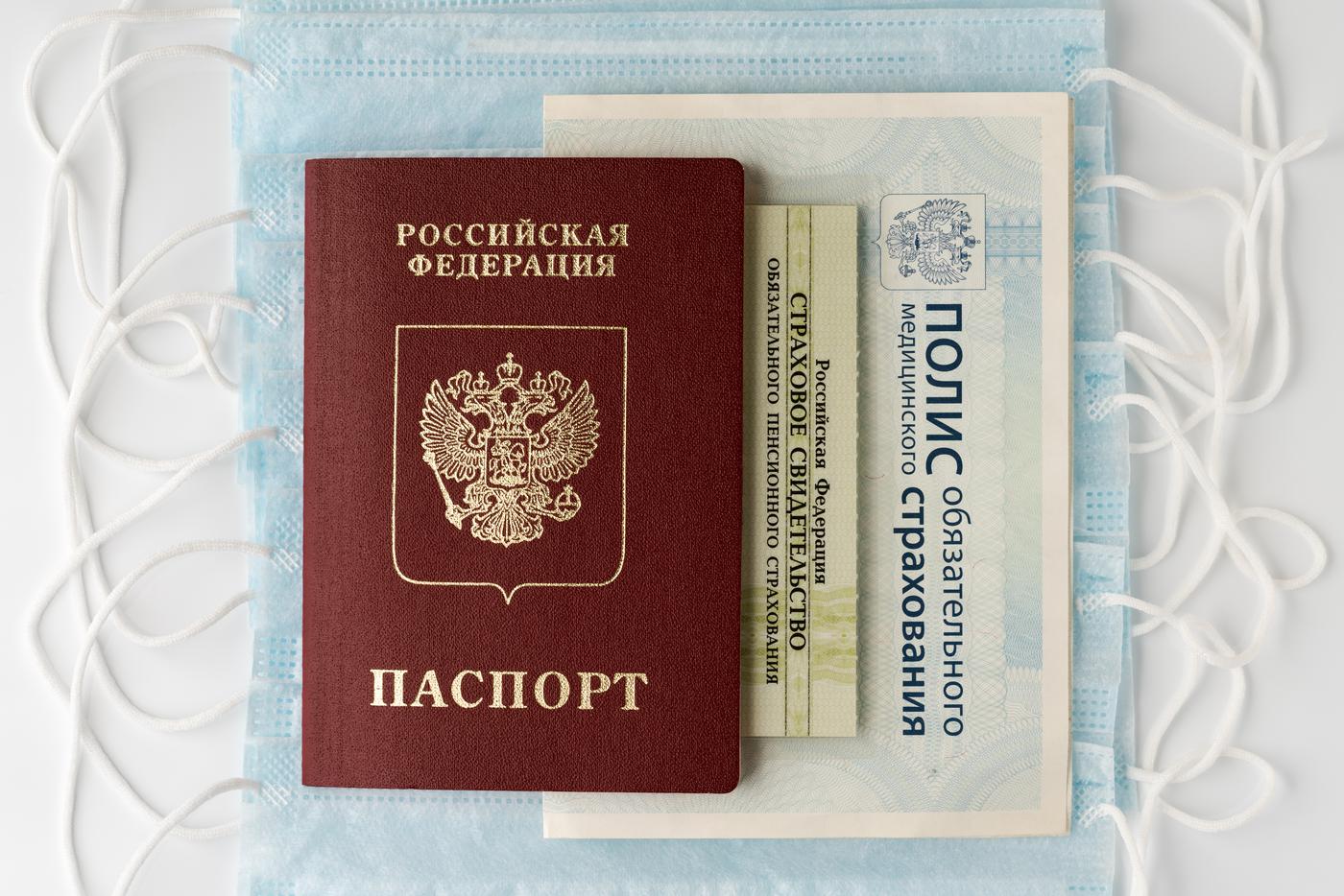 В Госдуме рекомендуют принять изменения выдачи полисов ОМС мигрантам