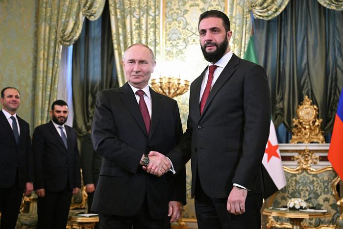 Пока Башар Асад находится в России, временный президент Сирии встретился с Путиным
