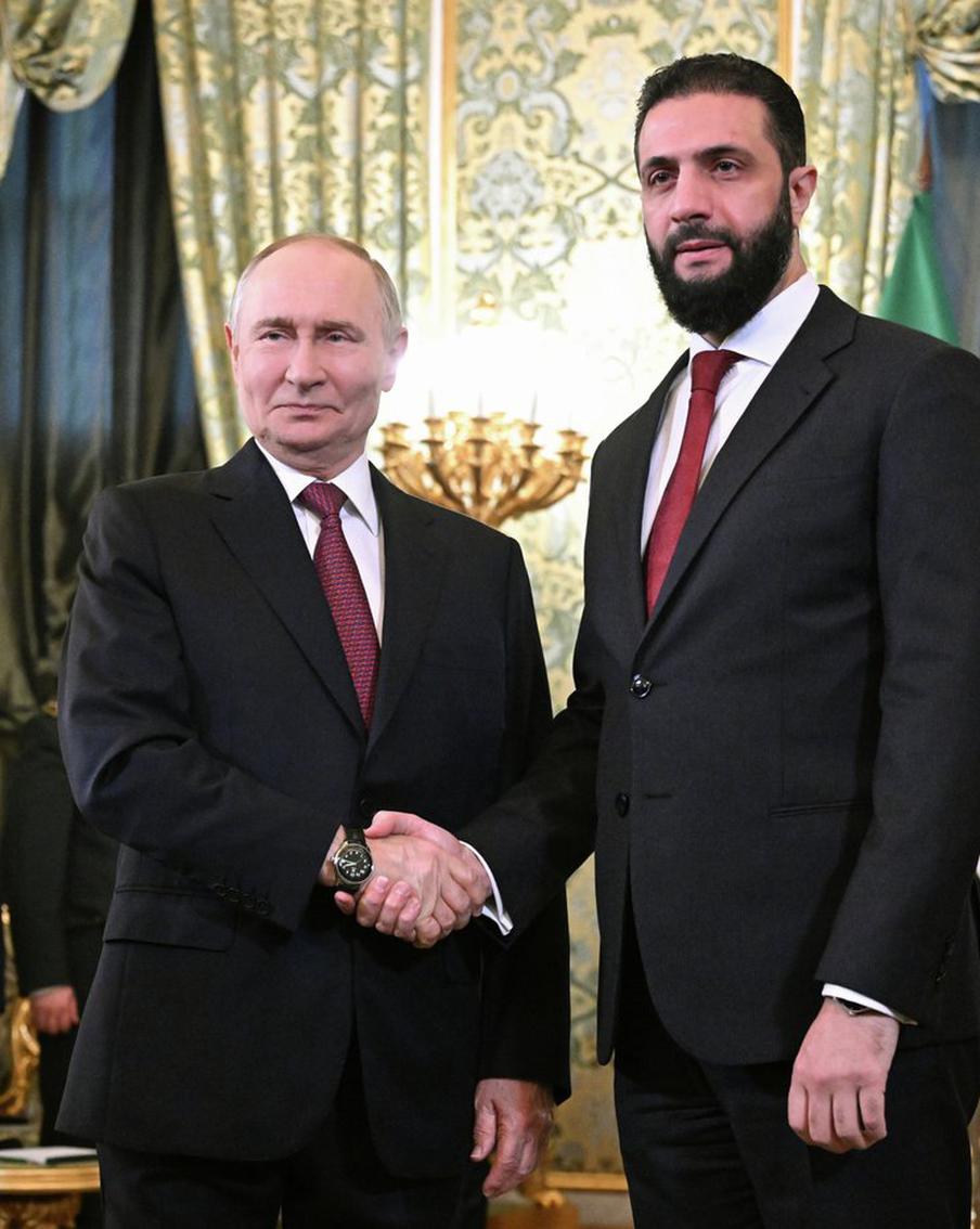 Пока Башар Асад находится в России, временный президент Сирии встретился с Путиным