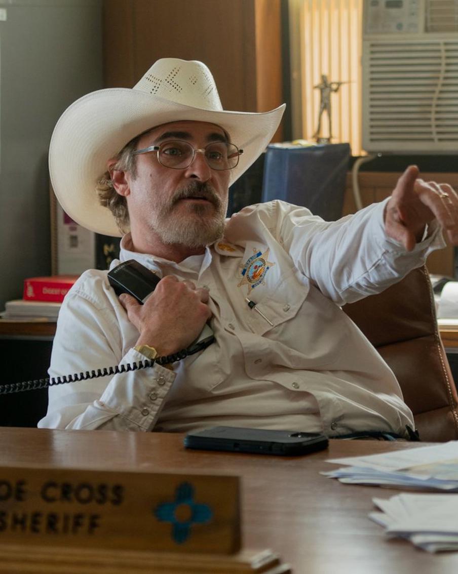 Как Хоакин Феникс поссорился с Педро Паскалем из-за ковидных масок: в прокат выходит чёрная комедия "Эддингтон"