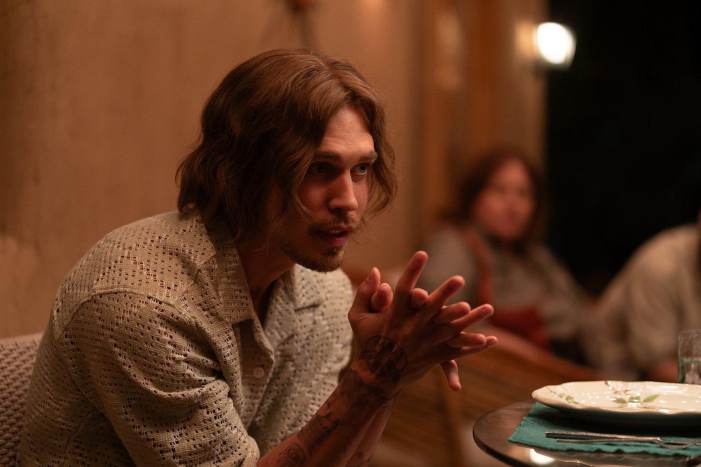 Остин Батлер в роли гуру-самозванца