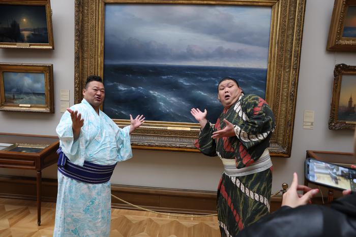 "В сумо важны не только большие габариты": японские сумоисты поразили москвичей и пришли в восторг от Айвазовского