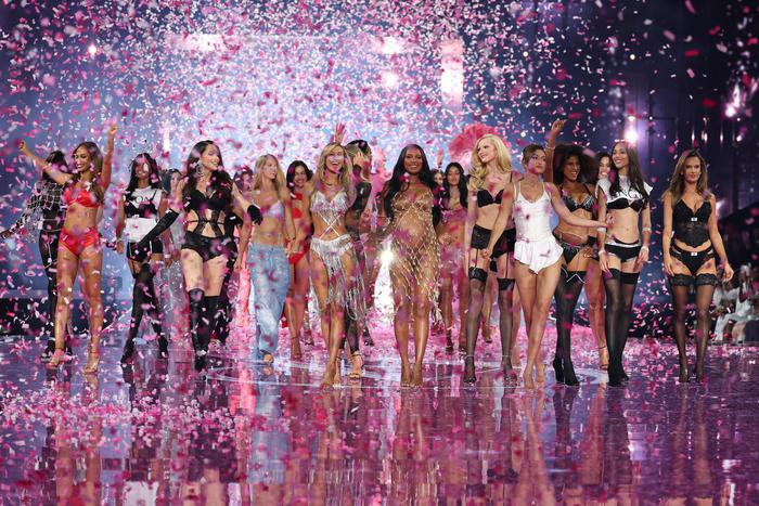 Шоу Victoria's Secret 2025: самые яркие выходы "ангелов" и моменты показа
