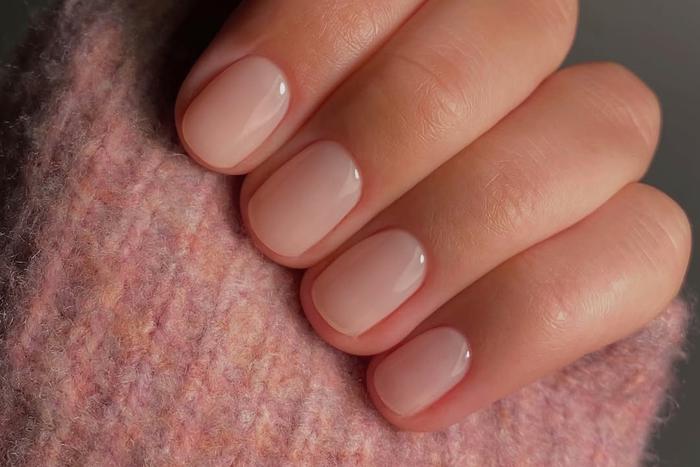 Голый маникюр: главный бьюти-тренд 2025 года, который говорит "меньше – значит больше"