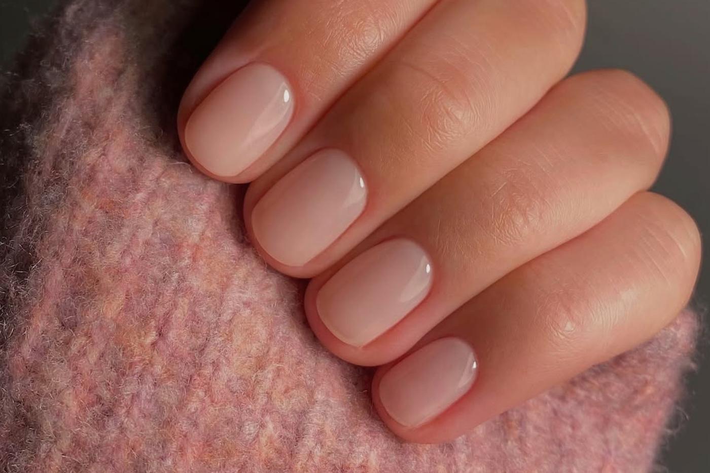 Голый маникюр: главный бьюти-тренд 2025 года, который говорит "меньше – значит больше"