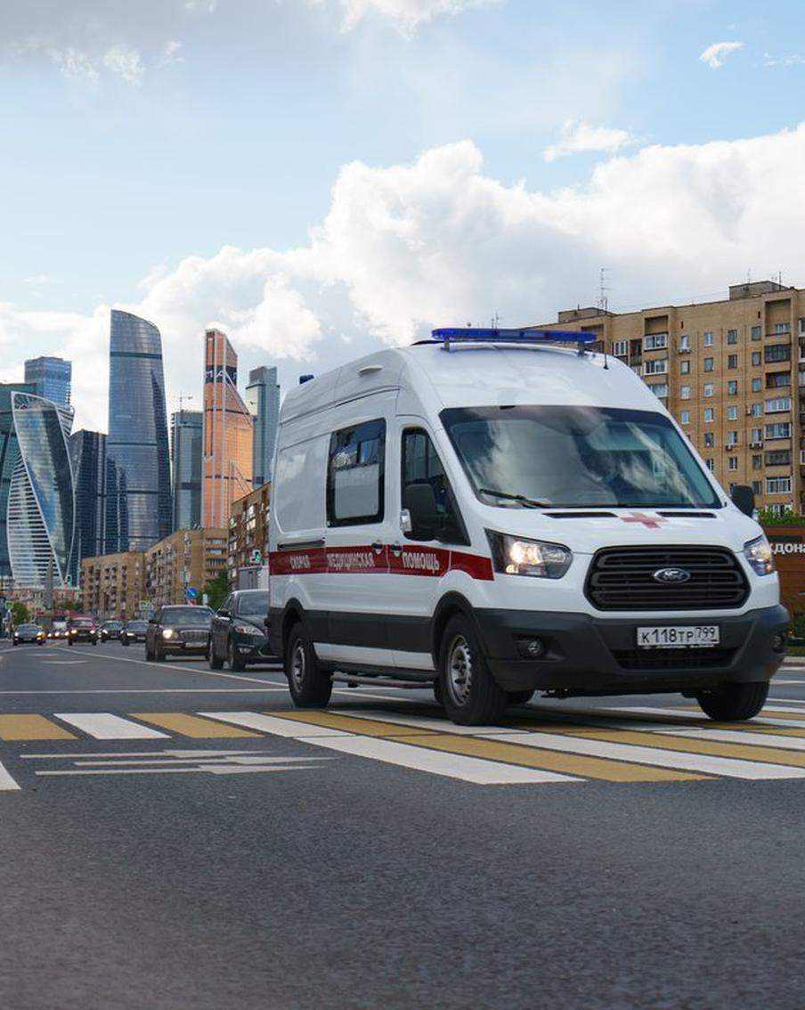 "Приезжаешь на кровотечение, а видишь царапину": истории фельдшера скорой о странных вызовах