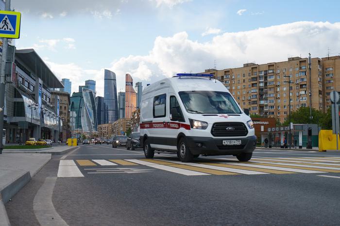 "Приезжаешь на кровотечение, а видишь царапину": истории фельдшера скорой о странных вызовах