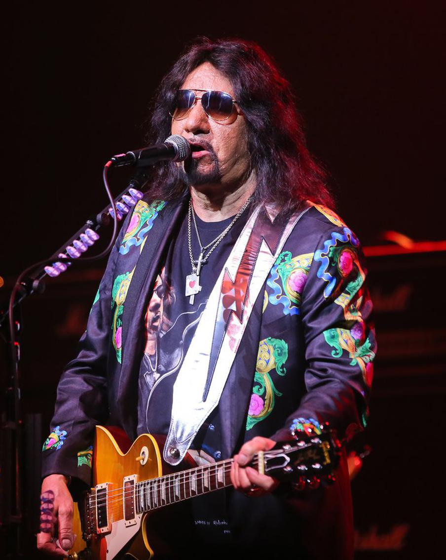 Легенда рока Эйс Фрейли скончался в возрасте 75 лет