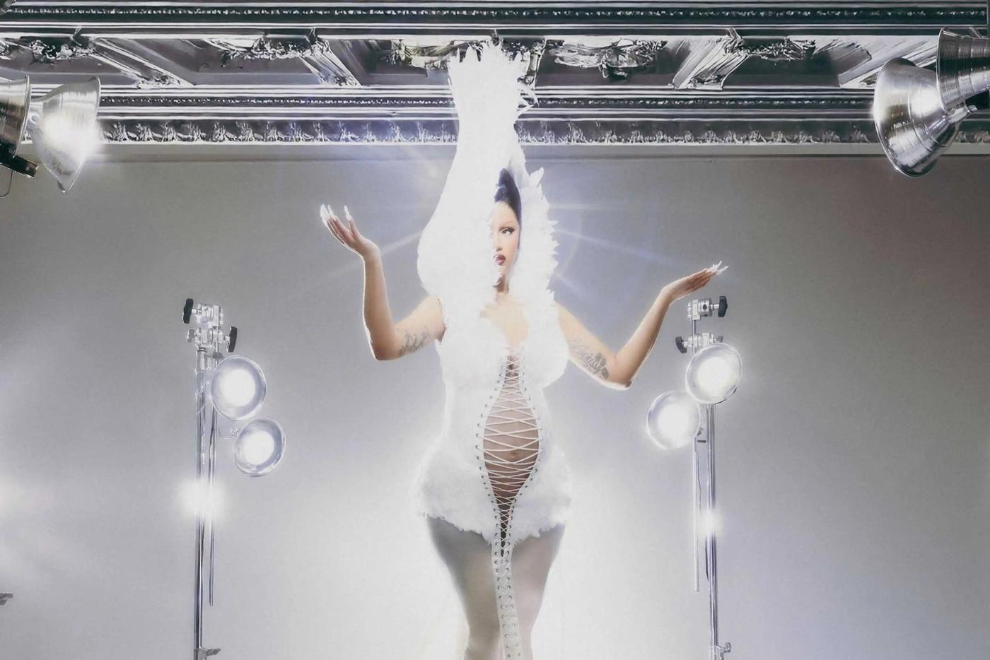 Двадцатилетний российский дизайнер создал платье для Cardi B: что происходило в мире моды и красоты на этой неделе