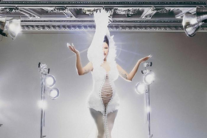 Двадцатилетний российский дизайнер создал платье для Cardi B: что происходило в мире моды и красоты на этой неделе