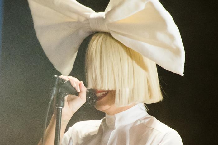 Бывший муж певицы Sia требует с неё алименты: психолог объяснила, почему у него не получится