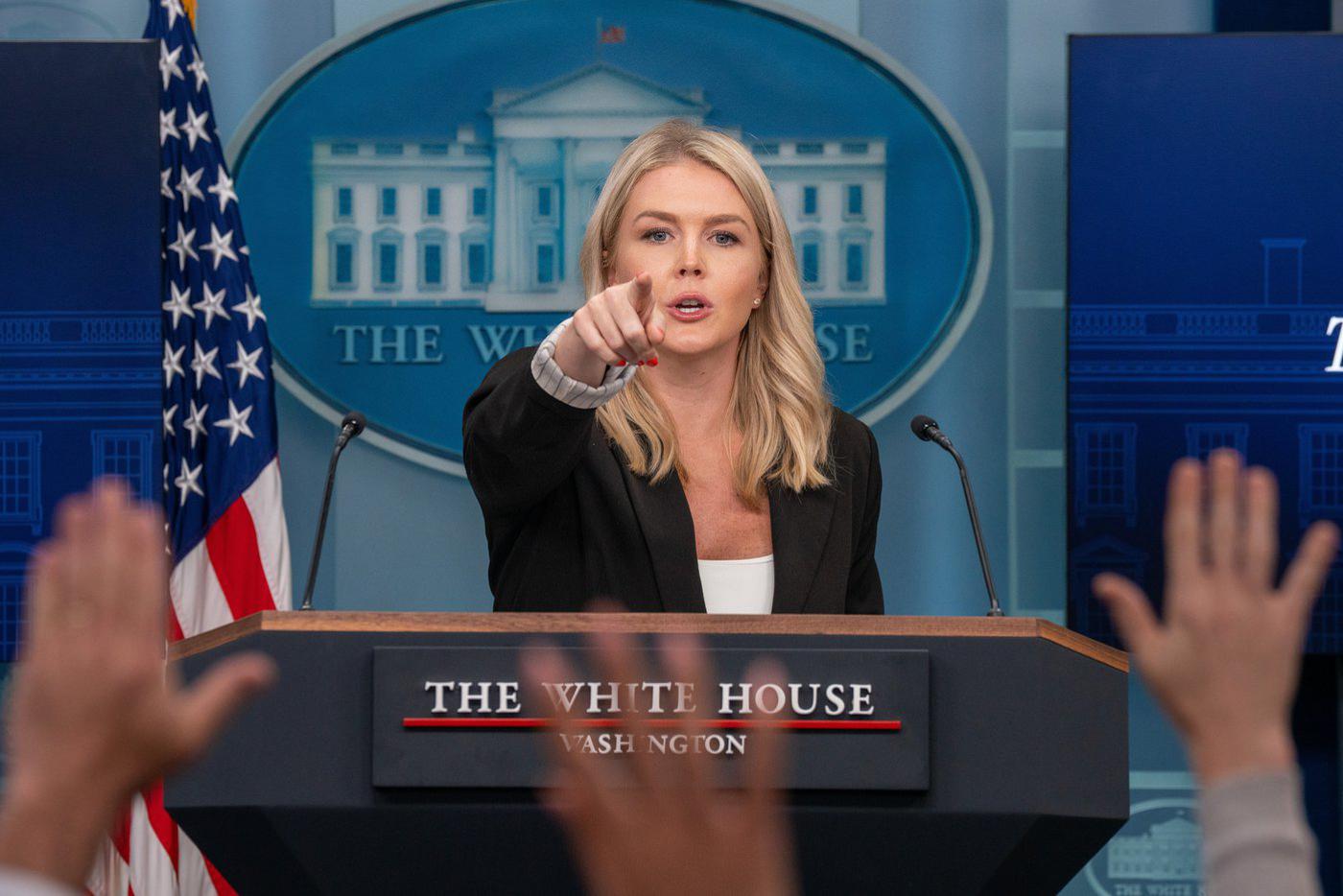 Пресс-секретарь Белого дома ответила на вопрос о выборе места саммита Трампа и Путина шуткой про маму