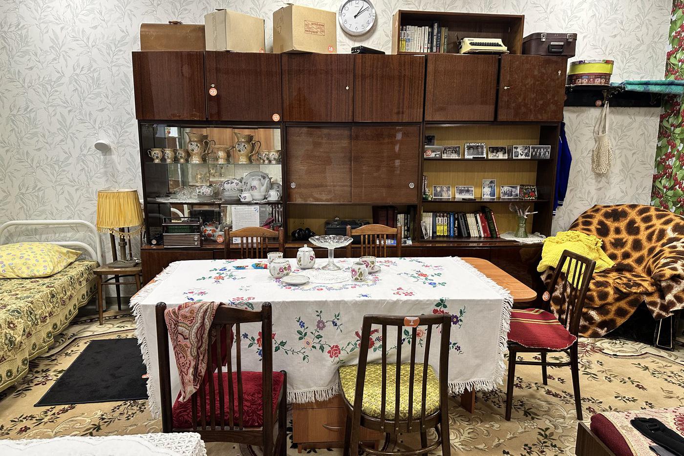 Коробки на шкафу, длинная скатерть и неустойчивая мебель могут создавать опасность.