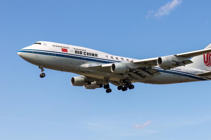 Пассажирский самолёт совершил экстренную посадку в Шанхае из-за загоревшегося пауэрбанка