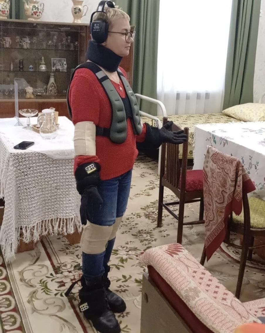 С таким обременением человек становится неуклюжим.