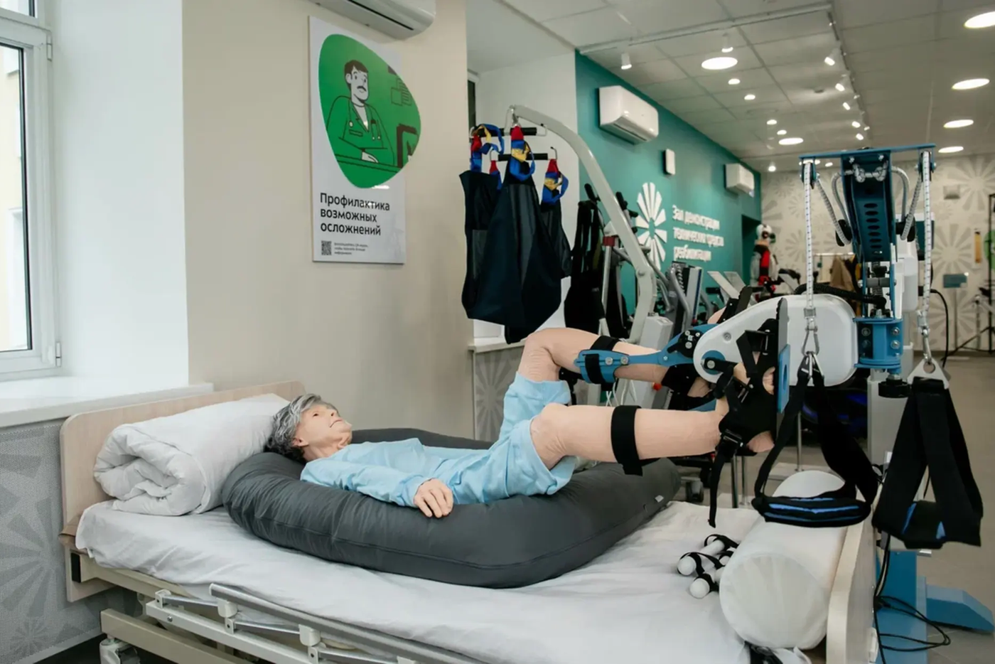 У манекенов подвижные руки и ноги, чтобы можно было отрабатывать навыки ухода