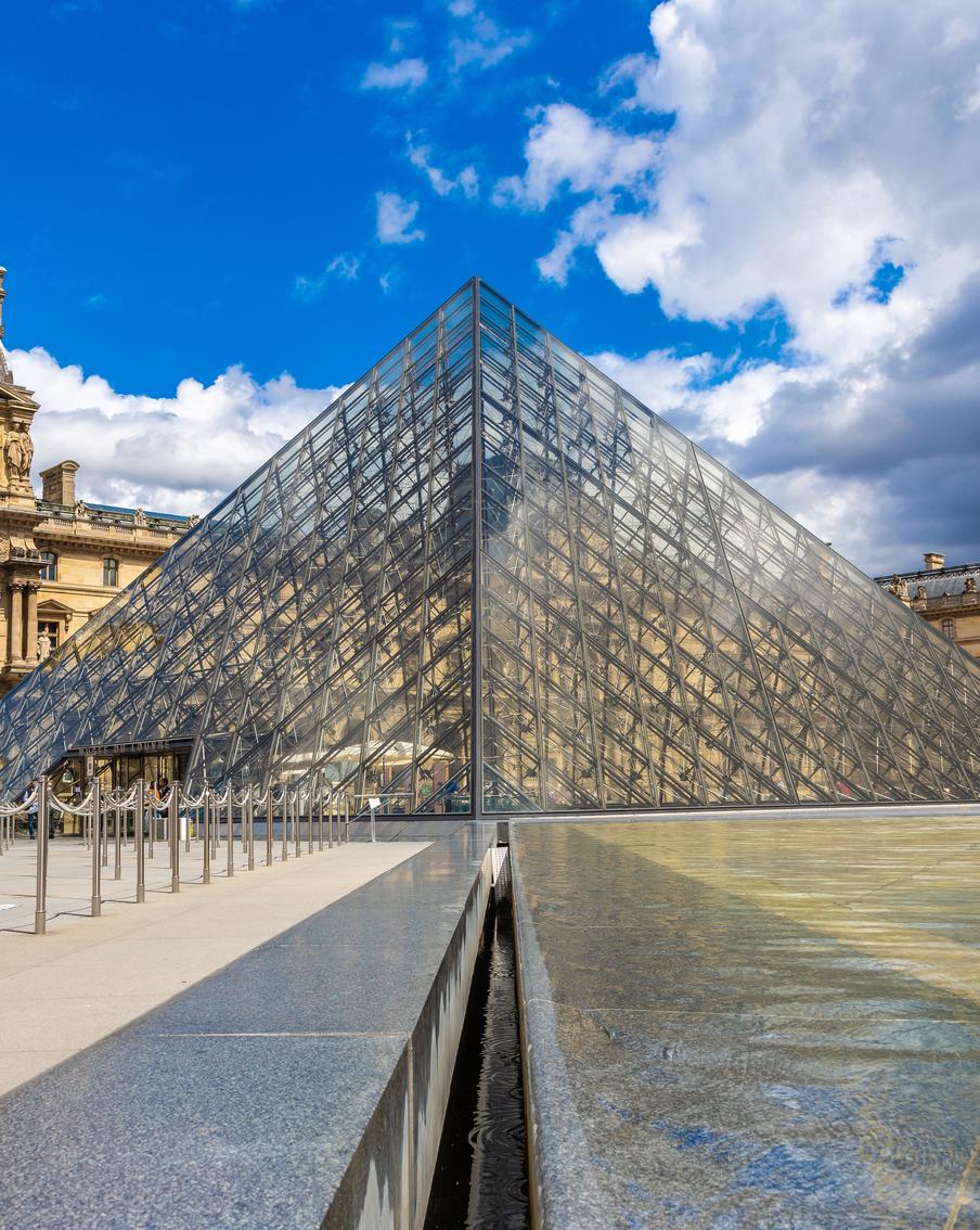 Парижский Лувр будет закрыт весь день из-за произошедшего там ограбления