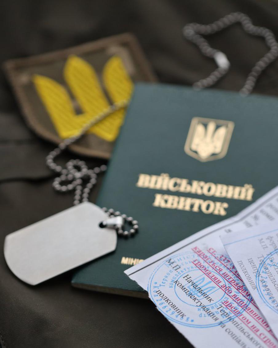 На западе Украины мужчина выпрыгнул из окна военкомата