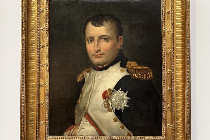 Из Лувра могли быть украдены 9 драгоценных предметов, которые ранее принадлежали французскому правителю