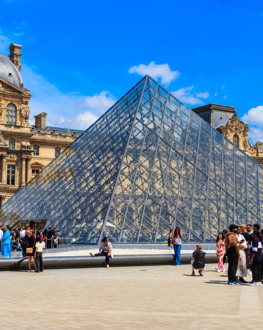 Семь минут на ограбление века: преступники вынесли из Лувра драгоценности Наполеона