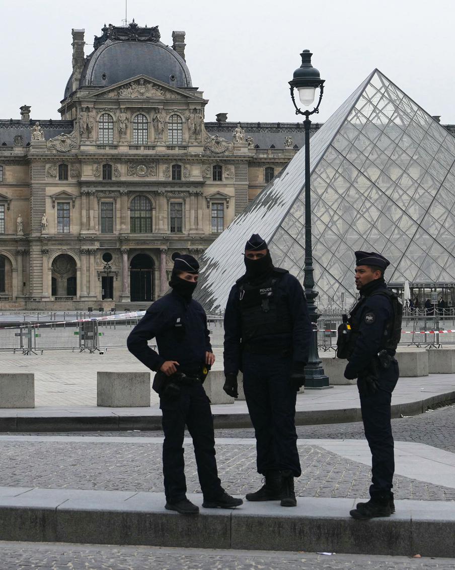 Мир шокирован "ограблением века" в Лувре: другие подобные преступления